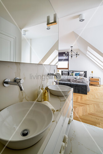 Waschtisch aus Marmor mit Aufsatzbecken, … – Bild kaufen – 12664456