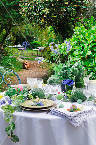 Uppig Gedeckter Tisch Im Sommerlichen Bild Kaufen 12342118