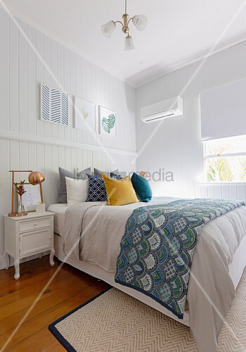 Schlafzimmer im Amerikanischen Stil mit Bretterwand – Bild kaufen ... Schlafzimmer im Amerikanischen Stil mit Bretterwand – Bild kaufen ...