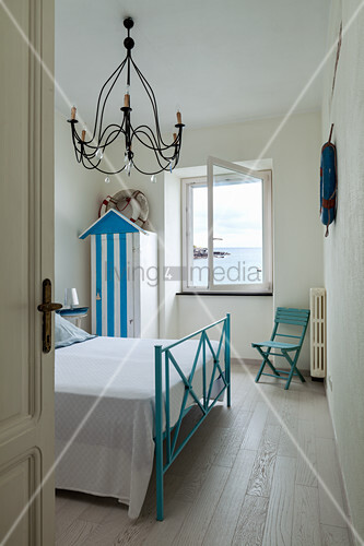 Maritimes Schlafzimmer in Blau-Weiß mit Meerblick – Bild kaufen ... Maritimes Schlafzimmer in Blau-Weiß mit Meerblick – Bild kaufen ...