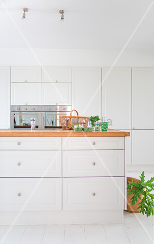 Island Counter With White Drawer Fronts Buy Image 12403646