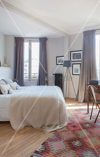 Bunt Gemusterter Teppich Vor Dem Bett Im Bild Kaufen