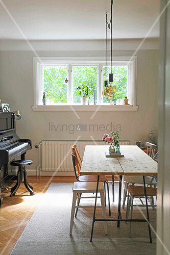 Various Chairs Around Dining Table In Acheter L Image Various Chairs Around Dining Table In