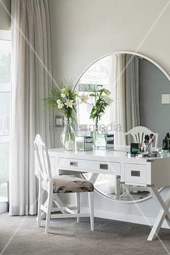 White Dressing Table Against Large Round Mirror On Wall Bild White Dressing Table Against Large Round Mirror On Wall