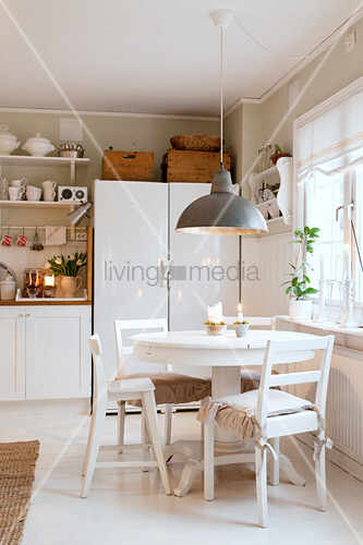 Round Dining Table And Chairs In White Image Round Dining Table And Chairs In White Image