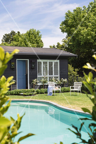 Pool Und Holzhauschen Im Garten Buy Image 12597562 Living4media