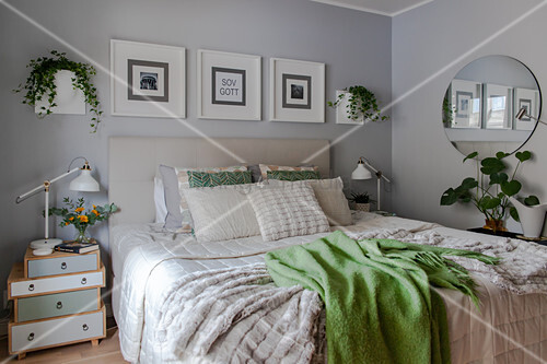 Schlafzimmer in Grau, Weiß und Grün im … – Bild kaufen – 12611114