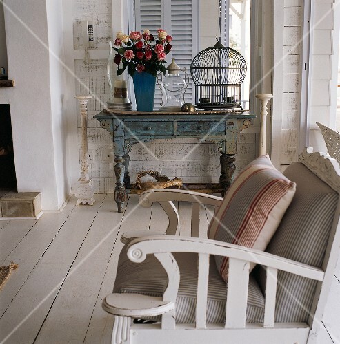 Holzsessel vor blau lackierte – Bild kaufen – 00342046 living4media