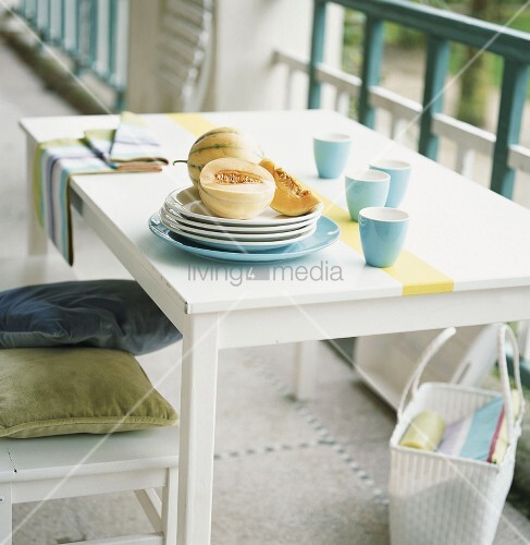 Ein Tellerstapel mit Melone auf Tisch im – Bild kaufen – 00340020