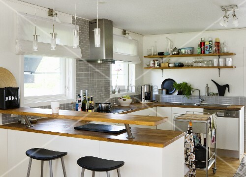 Offene Küche – Theke und Ablage mit Holzarbeitsplatte auf ...