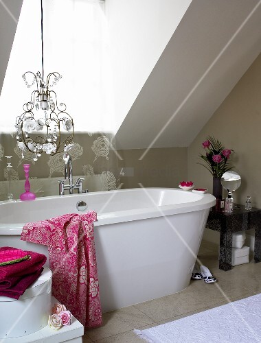 Kronleuchter über einer Badewanne im Badezimmer mit Dachfenster ... Kronleuchter über einer Badewanne im Badezimmer mit Dachfenster ...