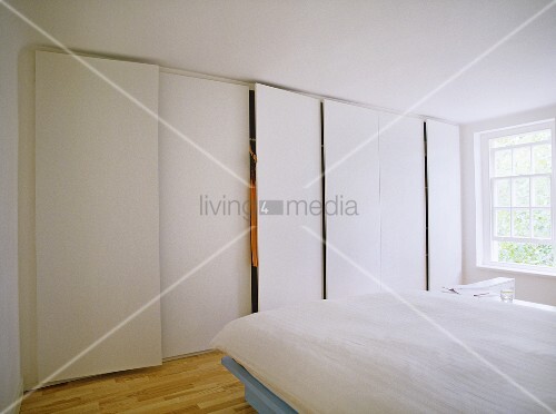 A Modern White Minimalist Bedroom With Buy Image 00709578