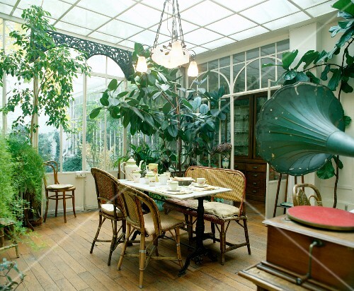 Antike Korbmöbel, Leuchter und Grammophon in Wintergarten-Esszimmer ... Antike Korbmöbel, Leuchter und Grammophon in Wintergarten-Esszimmer ...
